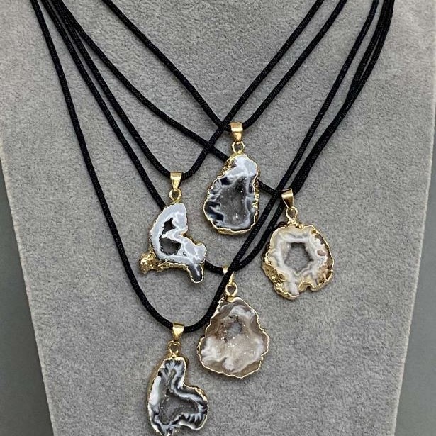Wisiorek z agatu z przekrojem druzy, 23–25 × 20–22 mm, długość 32–37 mm, dostępne rozmiary na sznurku, długość 56 cm, regulowany