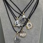 Wisiorek z agatu z przekrojem druzy, 23–25 × 20–22 mm, długość 32–37 mm, dostępne rozmiary na sznurku, długość 56 cm, regulowany