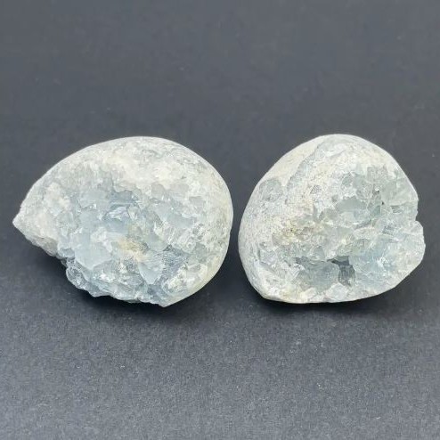 Cena za 100 g. Suvenirowy naturalny kamień celestyn – drusa celestynu, wymiary ~40×50×35 mm ±, masa 56 g