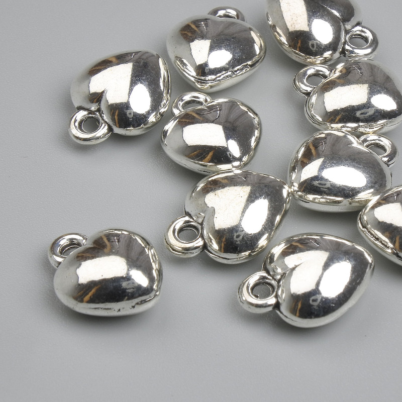 Wisiorek-serce w kolorze srebra, średnica 12×10 mm, opakowanie 10 szt.