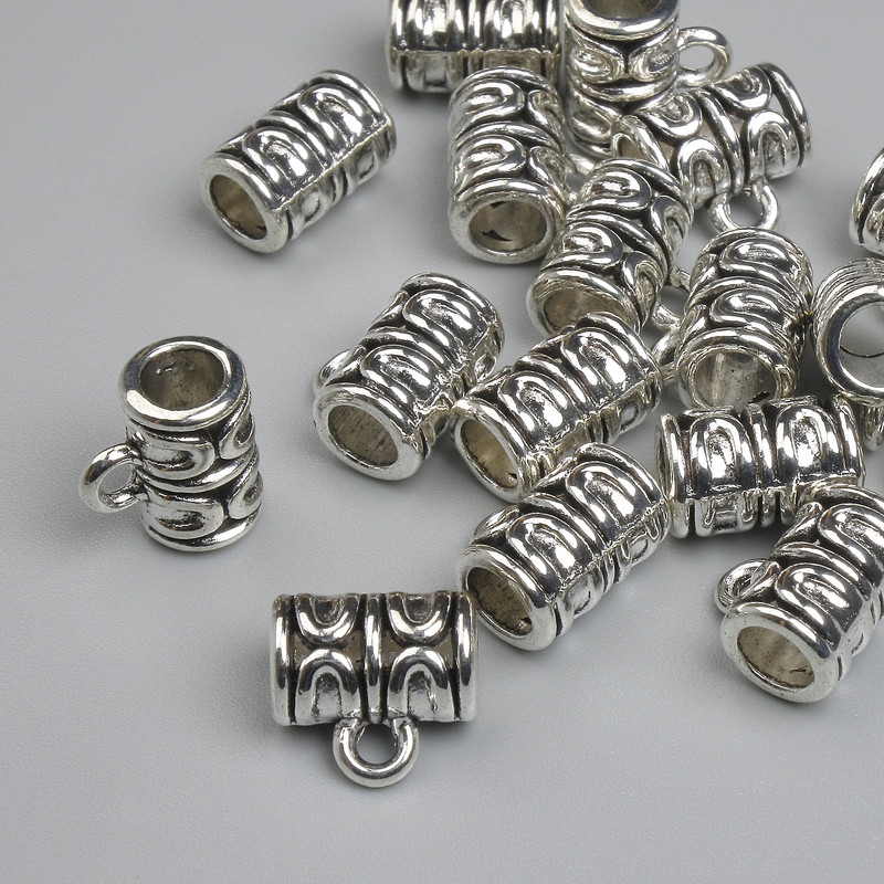 Zawieszka typu bail, kolor metalu srebrzysty, wymiary 9,5×6×10 mm ±; otwory o średnicy około 2 mm i 4,8 mm ±; opakowanie 17 szt.