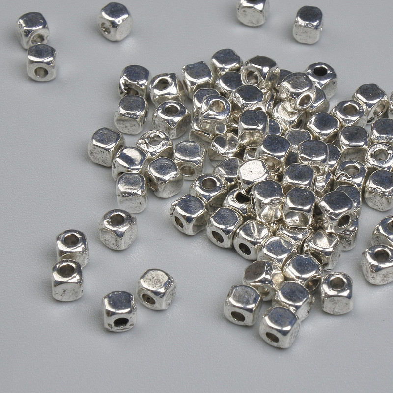 Koralik-wstawka w kolorze srebrnym, średnica 3 mm ±, otwór 1,1 mm ±, opakowanie ~84 szt.