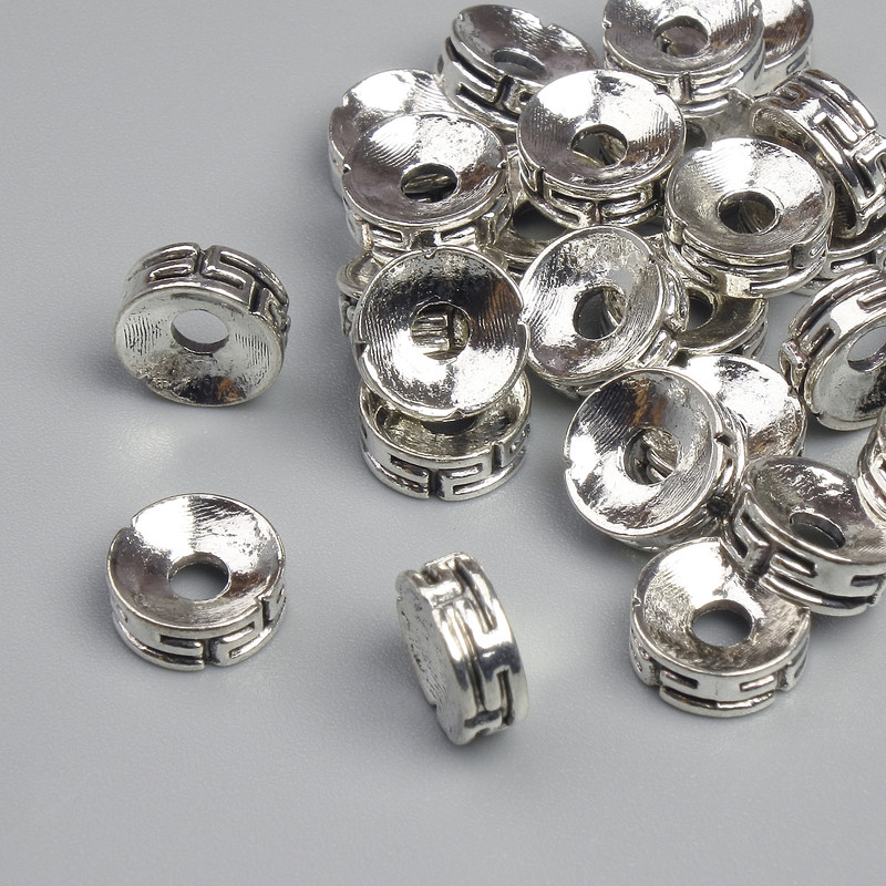 Koralik-wstawka o kolorze metalu: srebrny, średnica 7×3 mm, otwór ~2,2 mm, opakowanie ~28 szt.