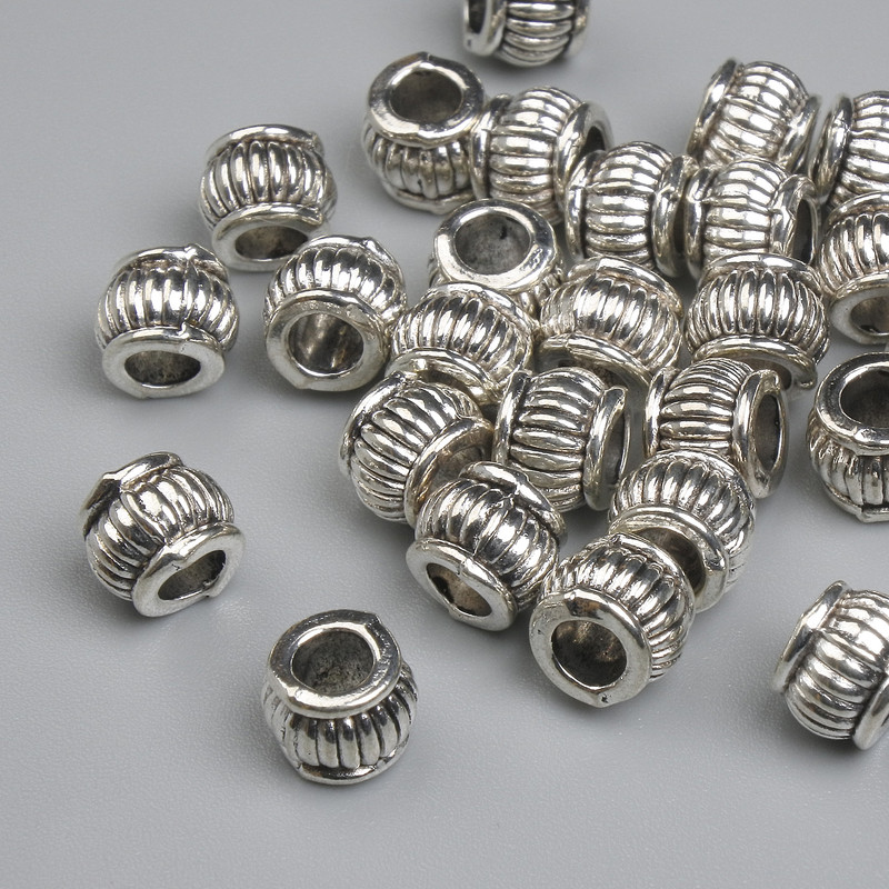 Koralik-wkładka w kolorze srebra, średnica 6×5 mm, otwór ~3,2 mm, opakowanie ~26 szt.