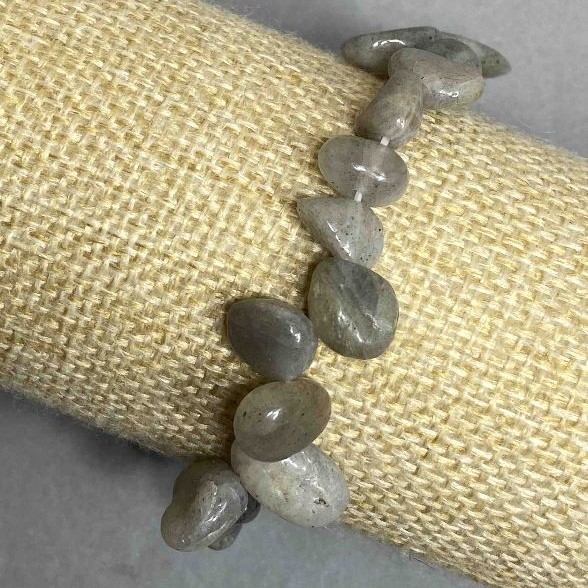 Bransoletka z labradorytu — gładzone kulki 8–15×7–12 mm, długość 18 cm, elastyczna