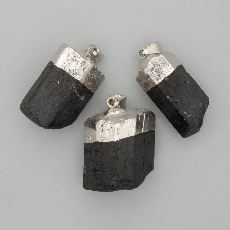 Wisiorek z nieoszlifowanego turmalinu, kamień o średnicy około 28x18 mm, długość około 45 mm