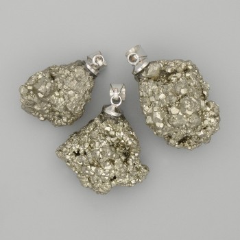Wisiorek z pirytu, nieobrobiony kamień, wymiary ok. 25×18 mm, długość ok. 40 mm
