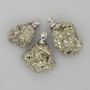 Wisiorek z pirytu, nieobrobiony kamień, wymiary ok. 25×18 mm, długość ok. 40 mm