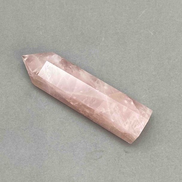 Pamiątkowy ołówek z naturalnego różowego kwarcu 100×23 mm ± asortyment rozmiarów, waga od 100 g. (za 100 g.)