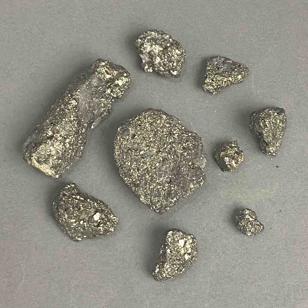 Piryt naturalny nieobrobiony kamień, średnica 6-43x7-28mm+- (rozmiar asortyment) (Cena za 100g)
