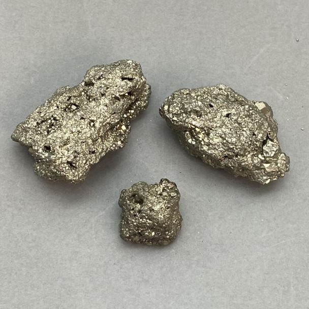 Piryt naturalny nieobrobiany kamień, wymiary 23-45×19-26×15-20 mm ± (różne rozmiary) (Cena za 100 g)