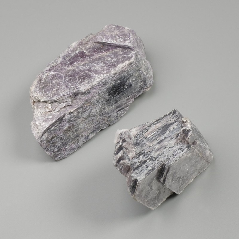 Lepidolit naturalny nieobrobiony kamień, wymiary 65 x 57 x 35 mm +/- (rozmiar asortymentowy) masa kawałka od 200 g (Cena za 100 g)
