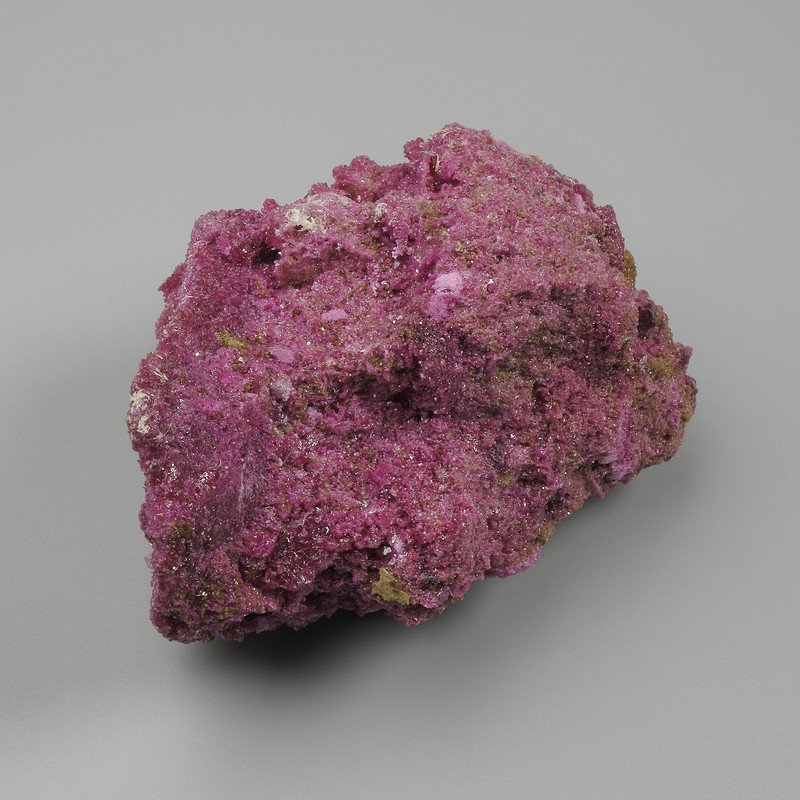 Rubin korund naturalny nieoszlifowany kamień, wymiary 60×60×50 mm +/- (różne rozmiary) (Cena za 100 g)