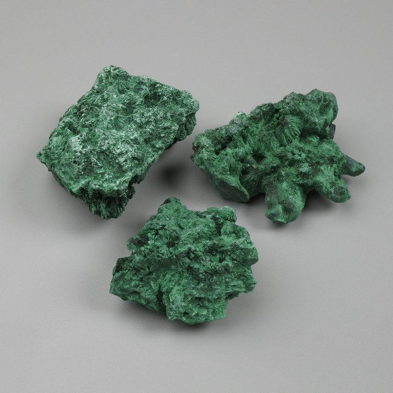 Suvenirowy minerał malachitu z włóknisto-promienną strukturą o wymiarach około 50×42×44 mm +/- (różne rozmiary) (Cena za 100 g)