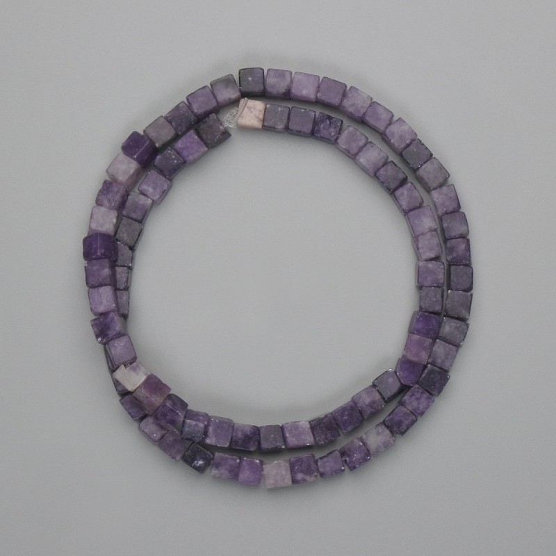 Koraliki lepidolit w kształcie sześcianów, średnica 4,5×4,5 mm, długość 38 cm na nitce
