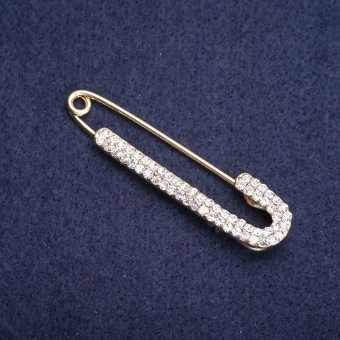 Broszka-spinka z białymi kryształami, metal złocisty, 75×16 mm