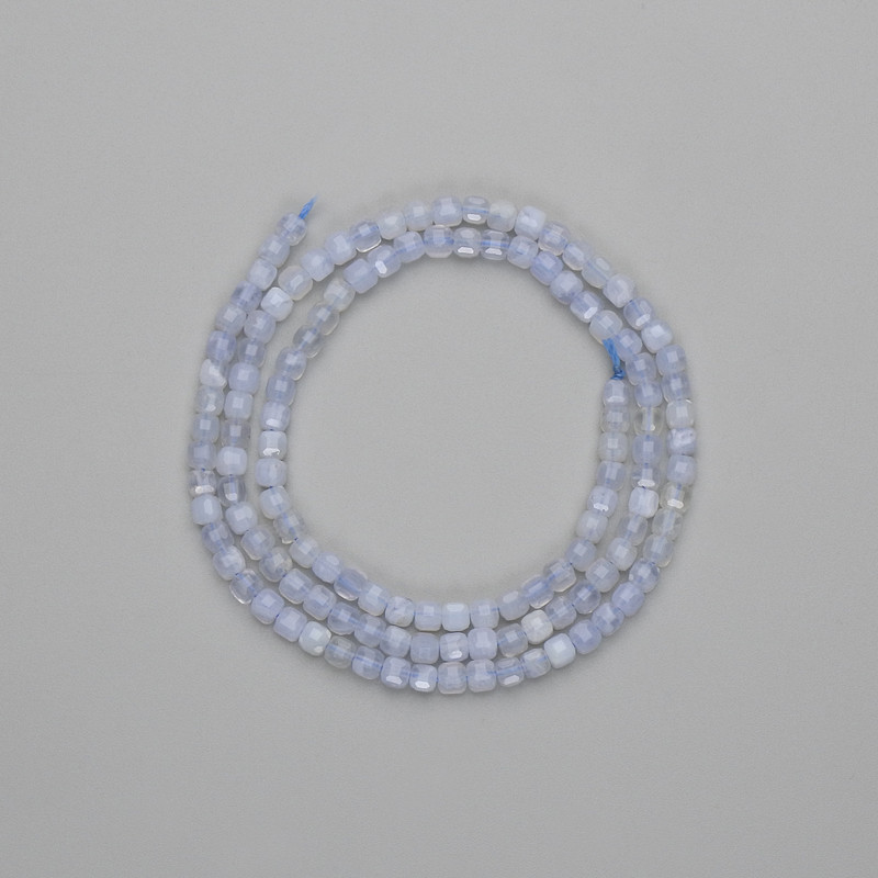 Koraliki z błękitnego agatu, fasetowane kostki 3x3 mm, długość ok. 39 cm, na nitce