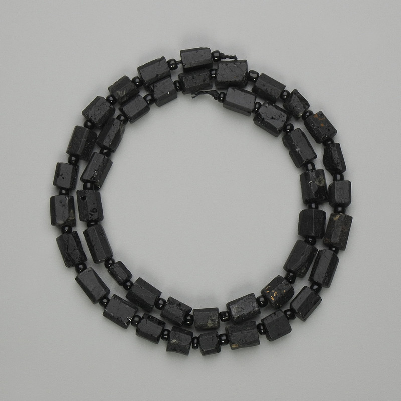 Koraliki z czarnego turmalinu, surowe kamienie, fasetowane o wymiarach 6-8 mm i 5x5-6 mm, koraliki 3 mm, długość około 39 cm, na nitce