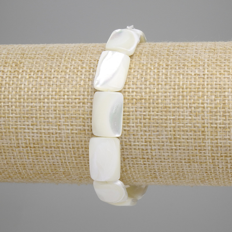 Bransoletka z masy perłowej w prostokątnych płytkach, wymiary płyt 15×10 mm, długość 18 cm, elastyczna