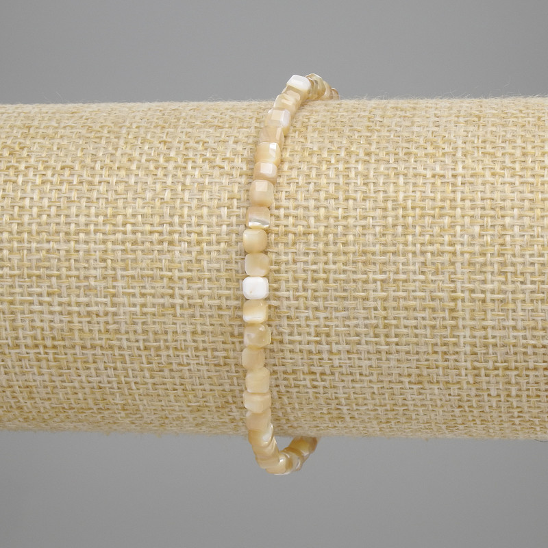 Bransoletka z beżowej masy perłowej, fasetowane kostki 3x3 mm, długość 18 cm, na gumce