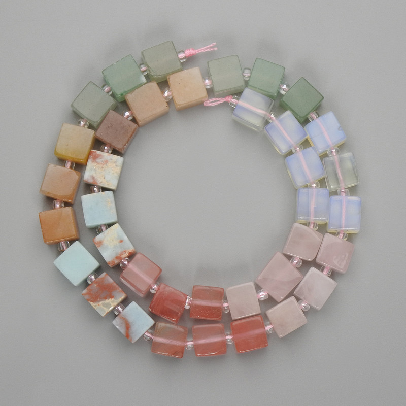 Koraliki z asortymentu chalcedonu, opalit i różowego kwarcu — kostka 8×8 mm, drobne koraliki 3 mm, długość 38 cm, na nici