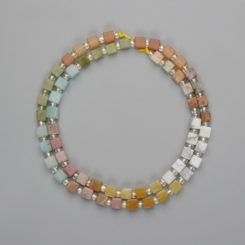 Koraliki mieszanka chalcedonu, rhodonitu i jaspisu, kostki 4×4 mm i drobne koraliki 3 mm, długość 38 cm, na nitce