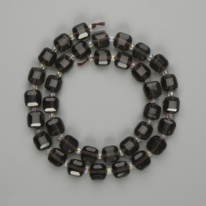 Koraliki z topazu dymnego, szlifowane na sześciany 8×8 mm ±, koraliki 3 mm ±, długość ok. 37 cm ±, na nitce
