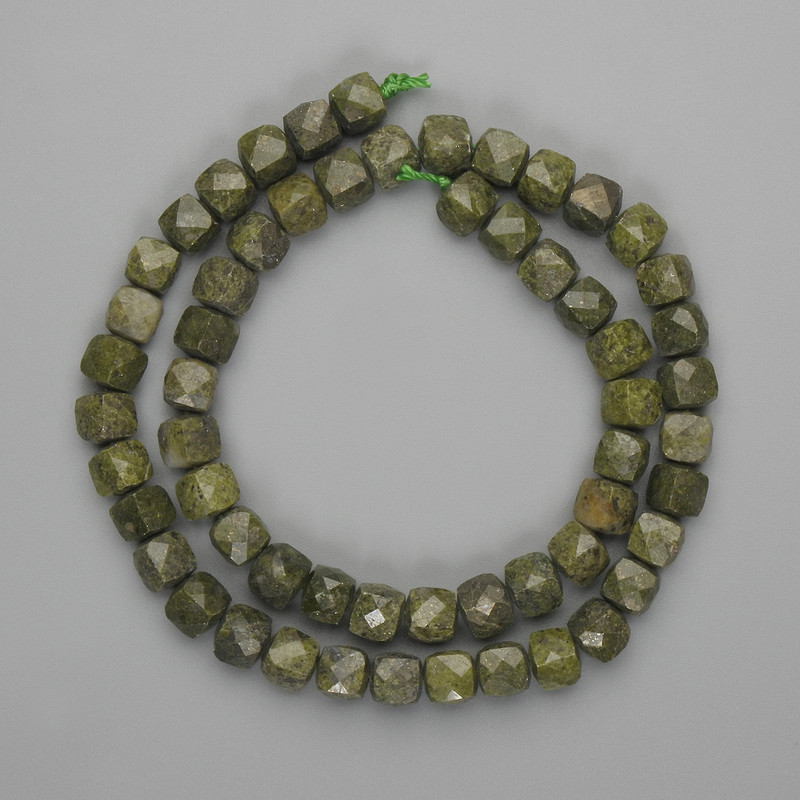 Koraliki serpentyn fasetowane – kostki 7×7 mm, długość około 39 cm, na nitce