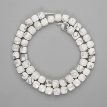 Koraliki z chalcedonu w fasetowanych sześcianach 7×7 mm, długość około 39 cm, na nici