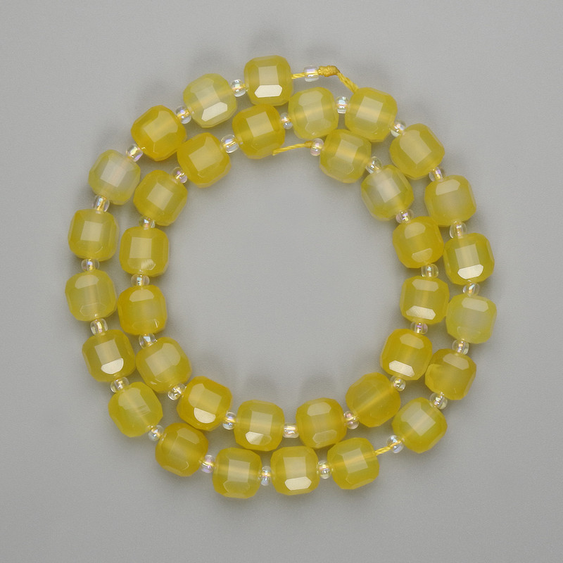 Koraliki z żółtego agatu, fasetowane kostki 8×8 mm, biseru o średnicy 3 mm, długość około 36 cm, na nitce