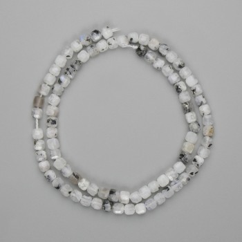 Koraliki adularowe fasetowane kostki 4×4 mm, długość około 38 cm, na nici