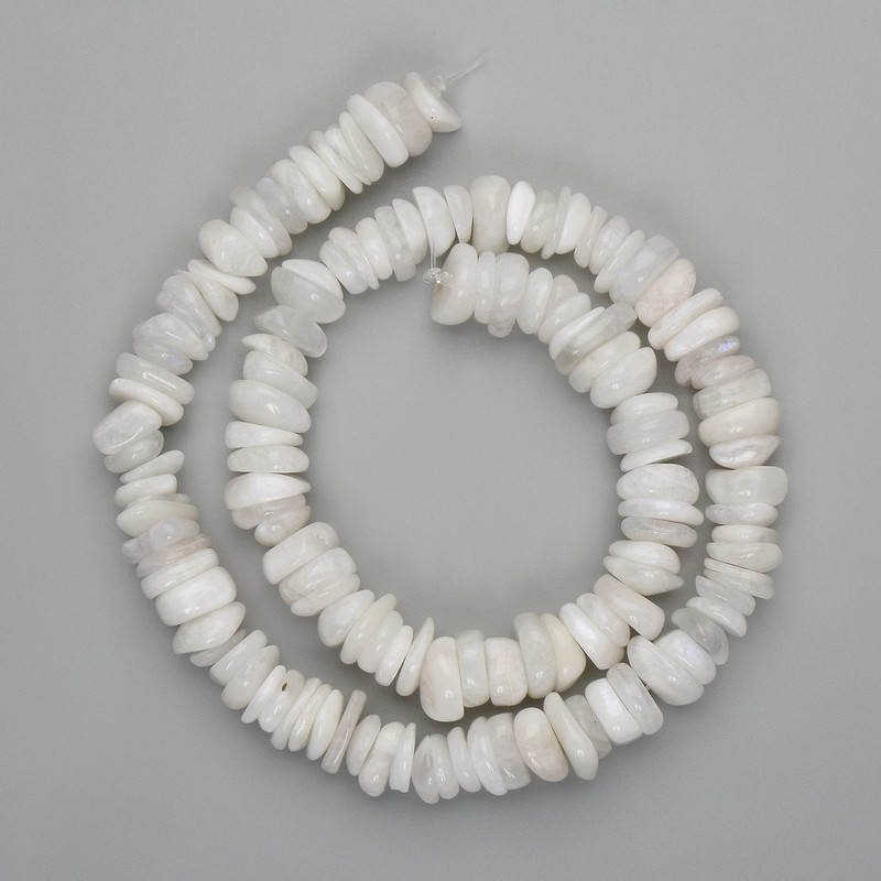 Koraliki adularu – drobne kawałki 9–11×2–4 mm, długość ok. 39 cm, na żyłce