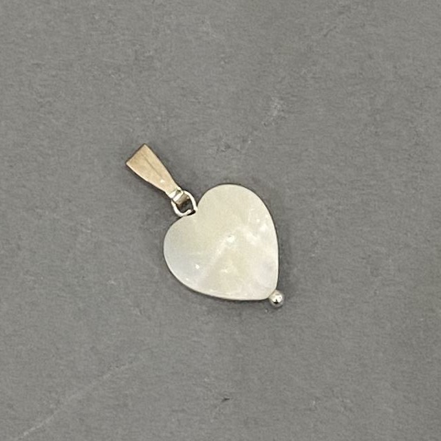 Wisiorek z masy perłowej w kształcie serca 12 mm, długość 20 mm