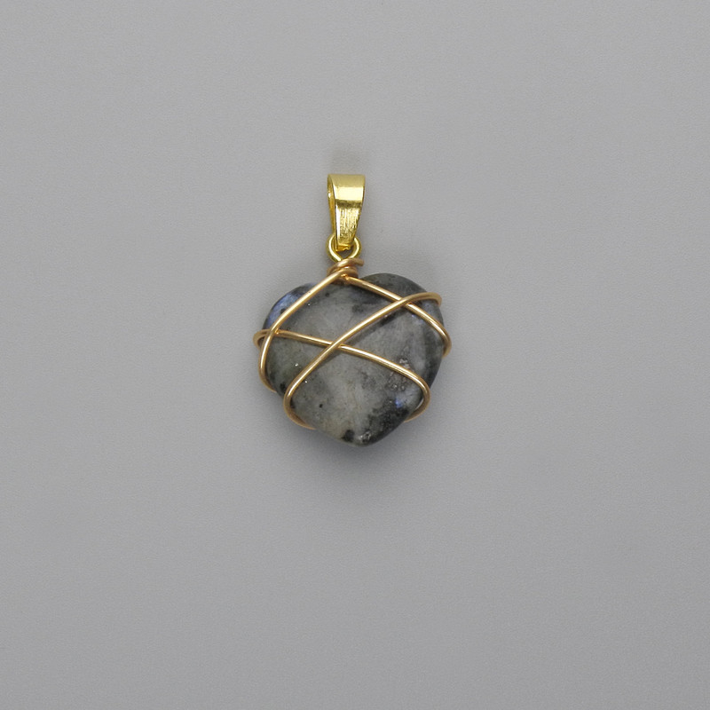 Wisiorek «Serce w oplątaniu» z labradorytu 21×21 mm, średnica około 30 mm