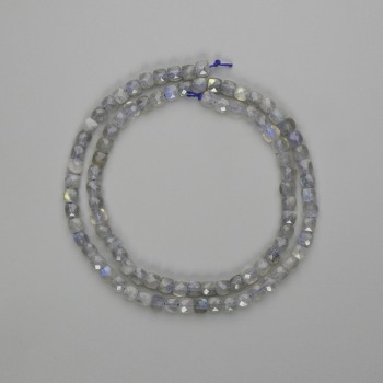 Koraliki labradorytu fasetowane sześciany 4×4 mm, długość ok. 39 cm, na nici