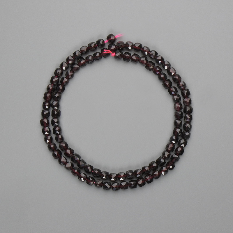 Koraliki granatu fasetowane, sześcian 4×4 mm, długość 39 cm