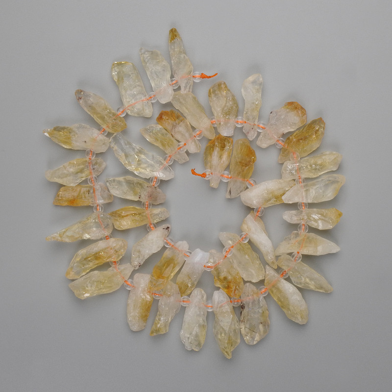 Koraliki cytrynowe z nieobrobionych kamieni 20-23×7-9 mm ±, koraliki drobne 3 mm ±, długość 40 cm+