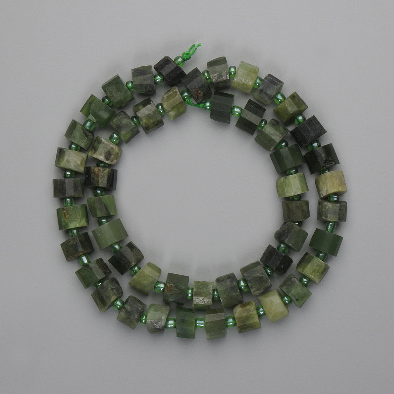 Koraliki jadeitu fasetowanego w kształcie rondeli 8x5 mm, 6 mm ±, z drobnymi koralikami 3 mm ±, długość 40 cm