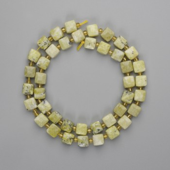 Koraliki jadeitu fasetowane kostki 7×7 mm +/- koraliki 3 mm +/-, długość 40 cm