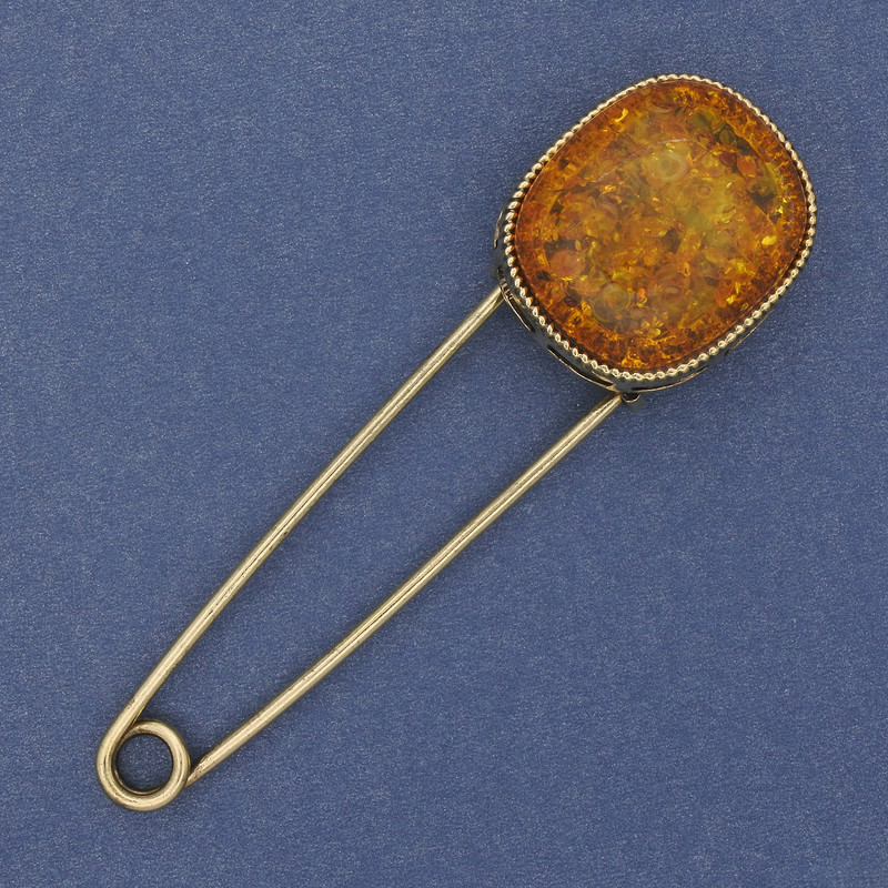 Broszka‑spinka z bursztynem sztucznym, 76×22 mm ± kolor metalu złocisty