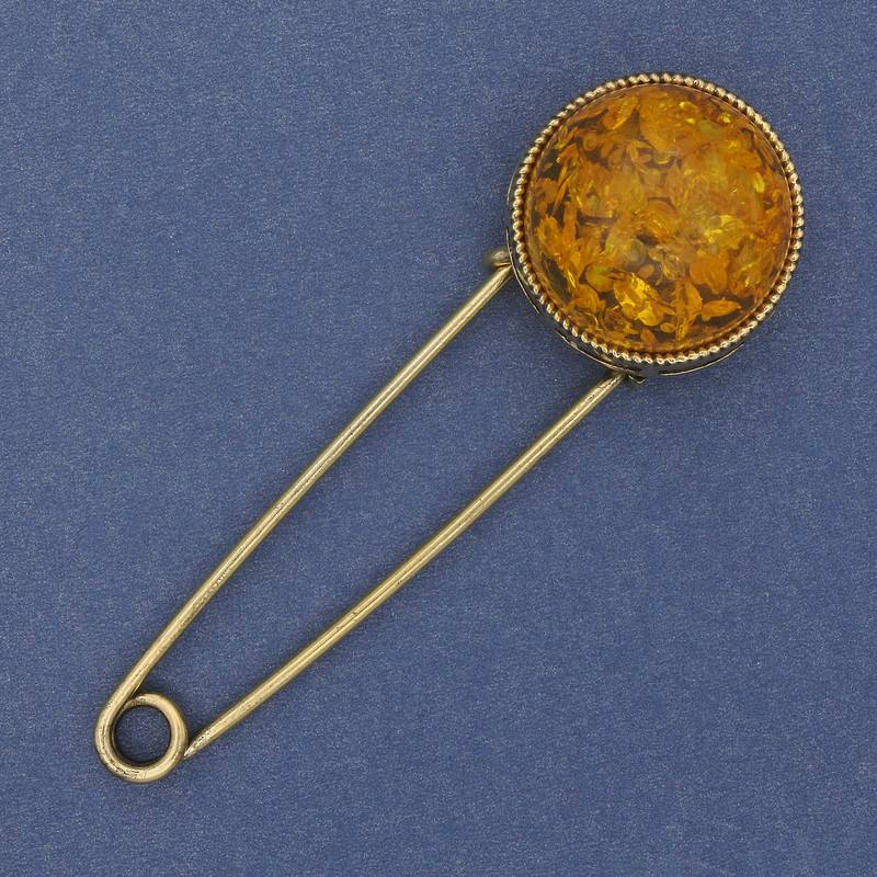 Broszka-spinka z bursztynem sztucznym (76×24 mm ± kolor metalu złocisty)