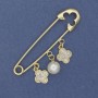 Broszka-spinka z zawieszkami: perła i koniczyna, 68×17 mm ± złoty metal