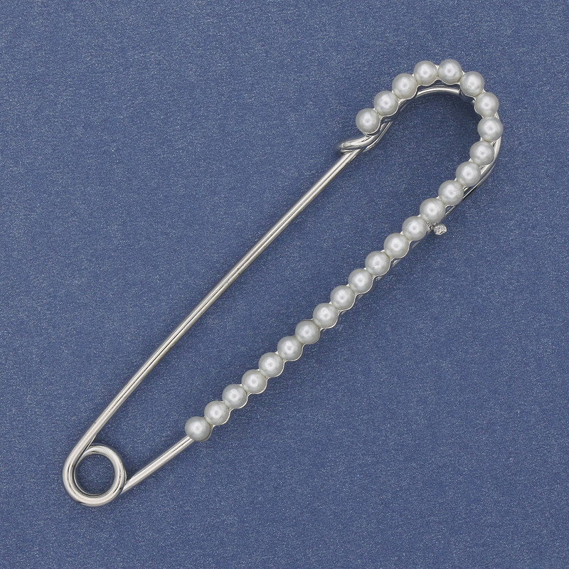 Broszka na szpilce z białymi perłami 70x16 mm +- srebrzysty metal