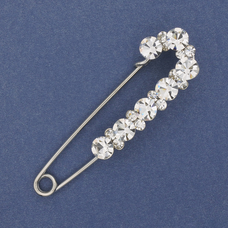 Broszka-spinka z białymi kryształkami strass, 79 × 20 mm, metal srebrzysty