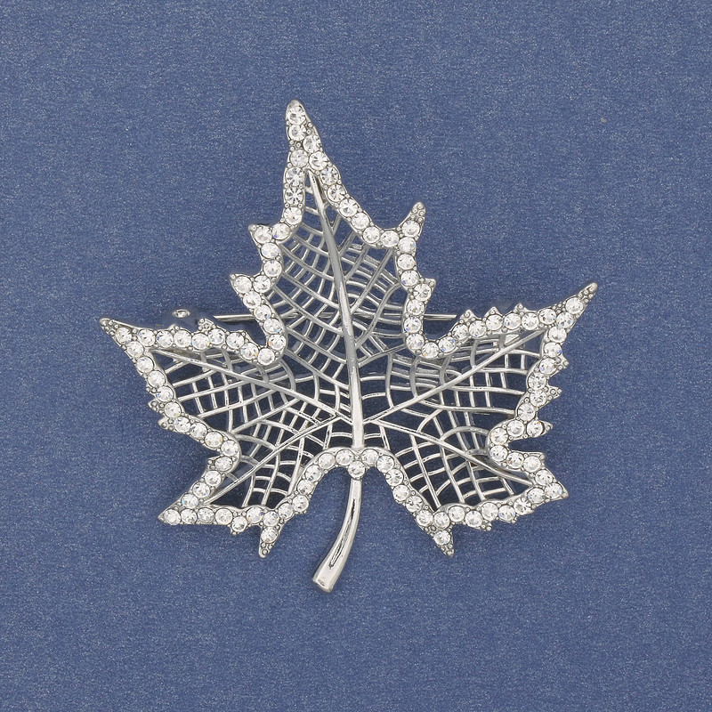 Broszka liść klonu, białe kryształy, kolor srebrny, metal srebrzysty, 45×44 mm+