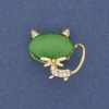 Broszka-wisiorek «Kotka» z zielonym kamieniem Kocie Oko w złocistym metalu 26×27 mm+