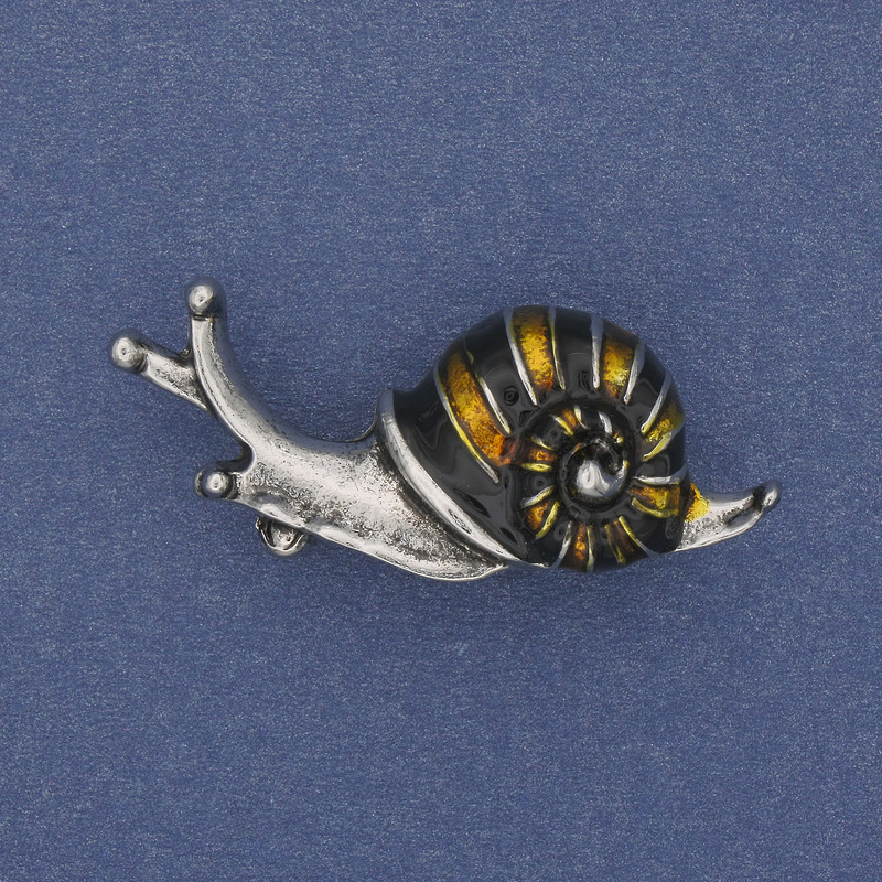Broszka w kształcie ślimaka z emalią, ze srebrzystego metalu, 39×22 mm+