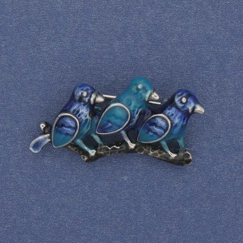 Broszka „Ptaki na gałęzi” – niebieska emalia, srebrzysty metal, 35×19 mm+