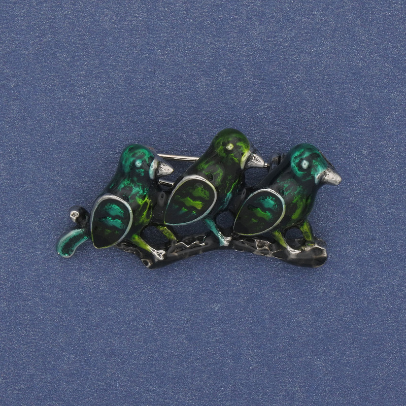 Broszka Ptaki na gałęzi zielona emalia srebrzysty metal 35×19 mm+