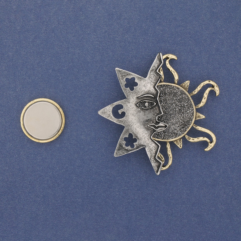 Broszka na magnesie «Gwiazda ze Słońcem» – srebrzysty i złocisty metal 47 mm+